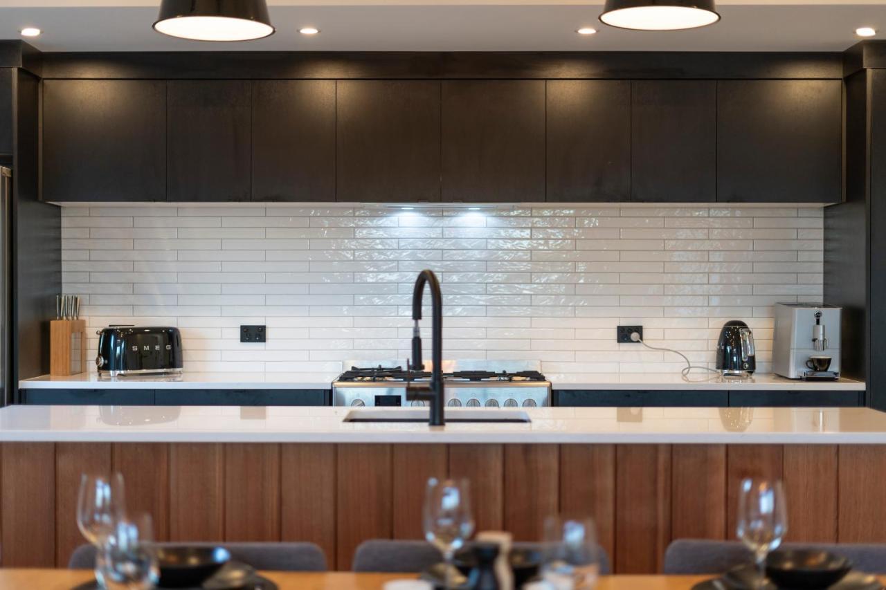 Black Barn Modern: Luxe Martinborough Escape ภายนอก รูปภาพ