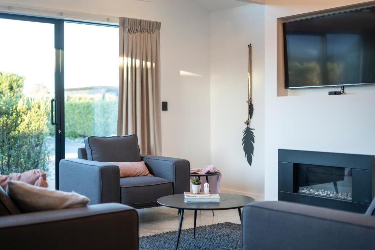 Black Barn Modern: Luxe Martinborough Escape ภายนอก รูปภาพ