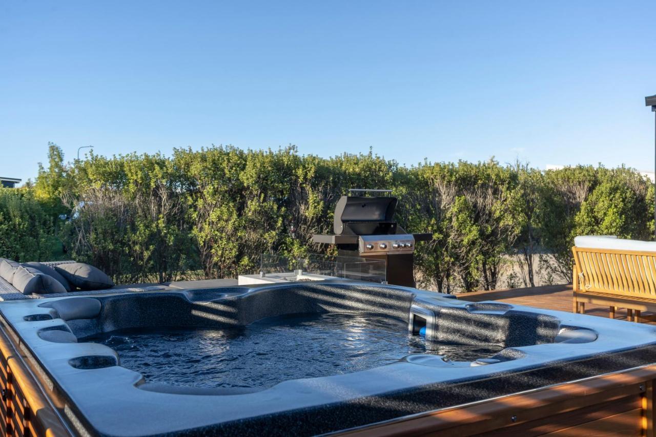 Black Barn Modern: Luxe Martinborough Escape ภายนอก รูปภาพ